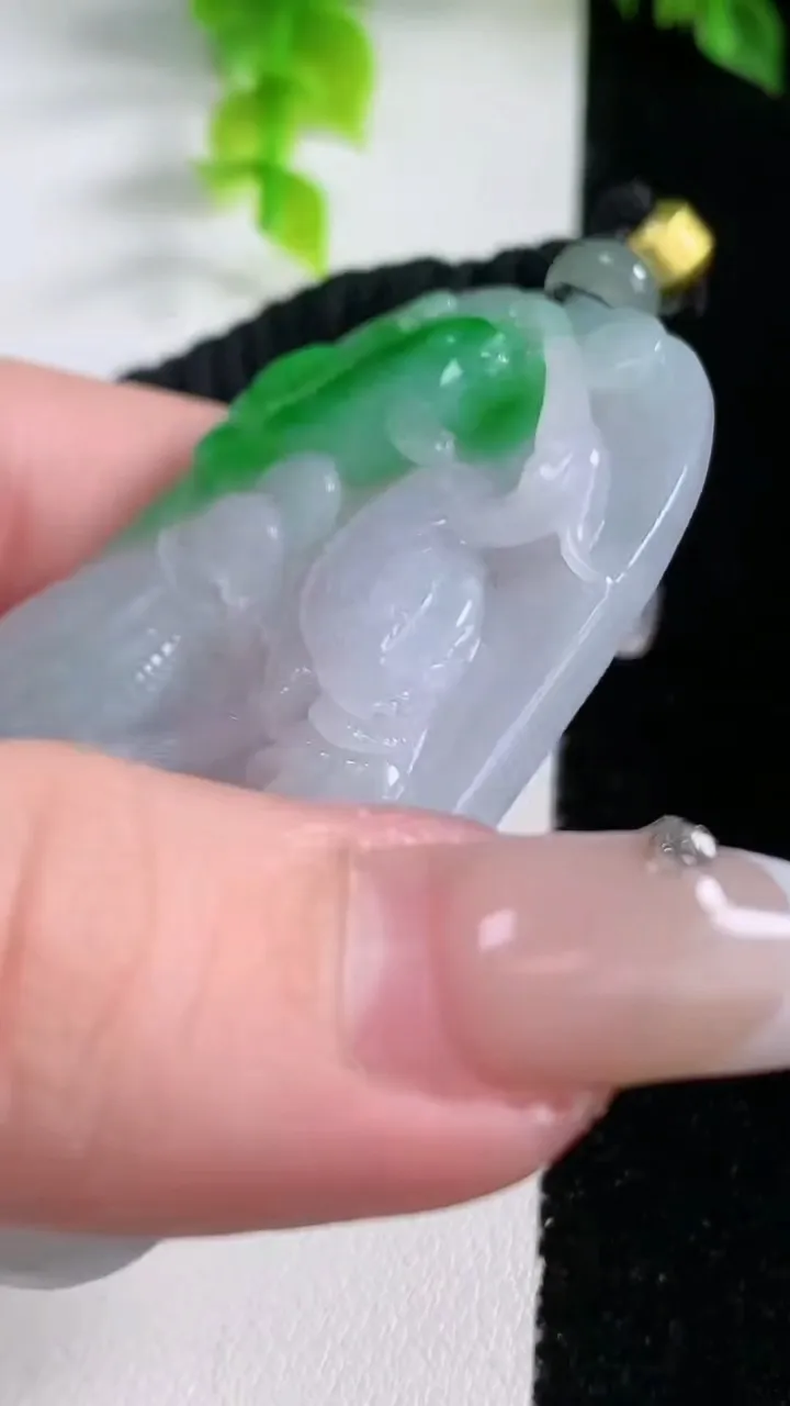 天然A货翡翠喜鹊鱼吊坠，尺寸64-41.7-6.3，重量:42.56g
1月16日