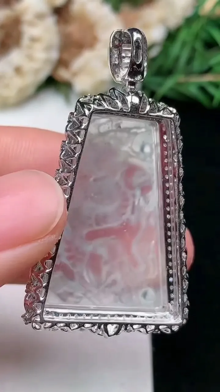 天然A货翡翠白冰龙牌吊坠，尺寸44.8-25-10.4，裸石29-19.2，重量:8.82g
1月16日