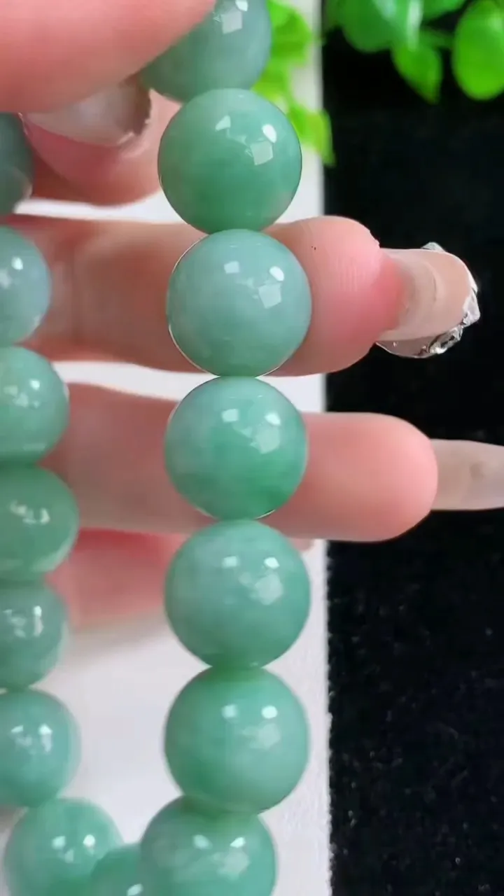 天然A货翡翠圆珠手串，尺寸12.6-17颗，重量:59.50g1月16日
工厂直销收藏佳品,种好水足，色泽均匀，有种有色，上手高大气！