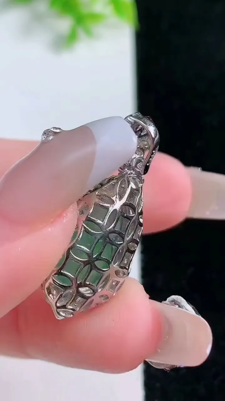 天然A货翡翠葫芦吊坠，尺寸28.5-13.3-9.6，裸石16.5-10.7重量:4.05g
1月16日