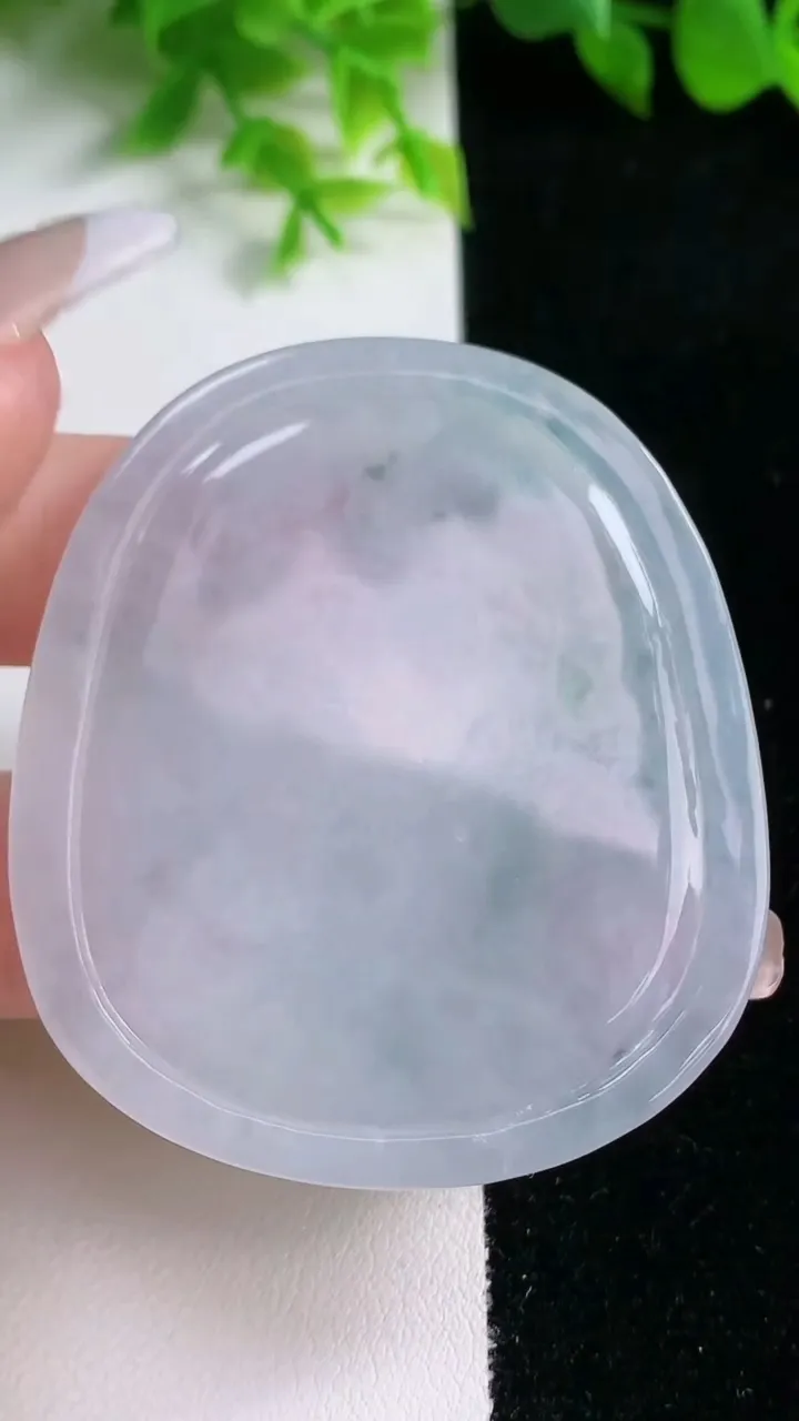 天然A货翡翠冰种飘花生肖猪吊坠，尺寸54.5-37.3-5.4，重量:26.41g
1月16日