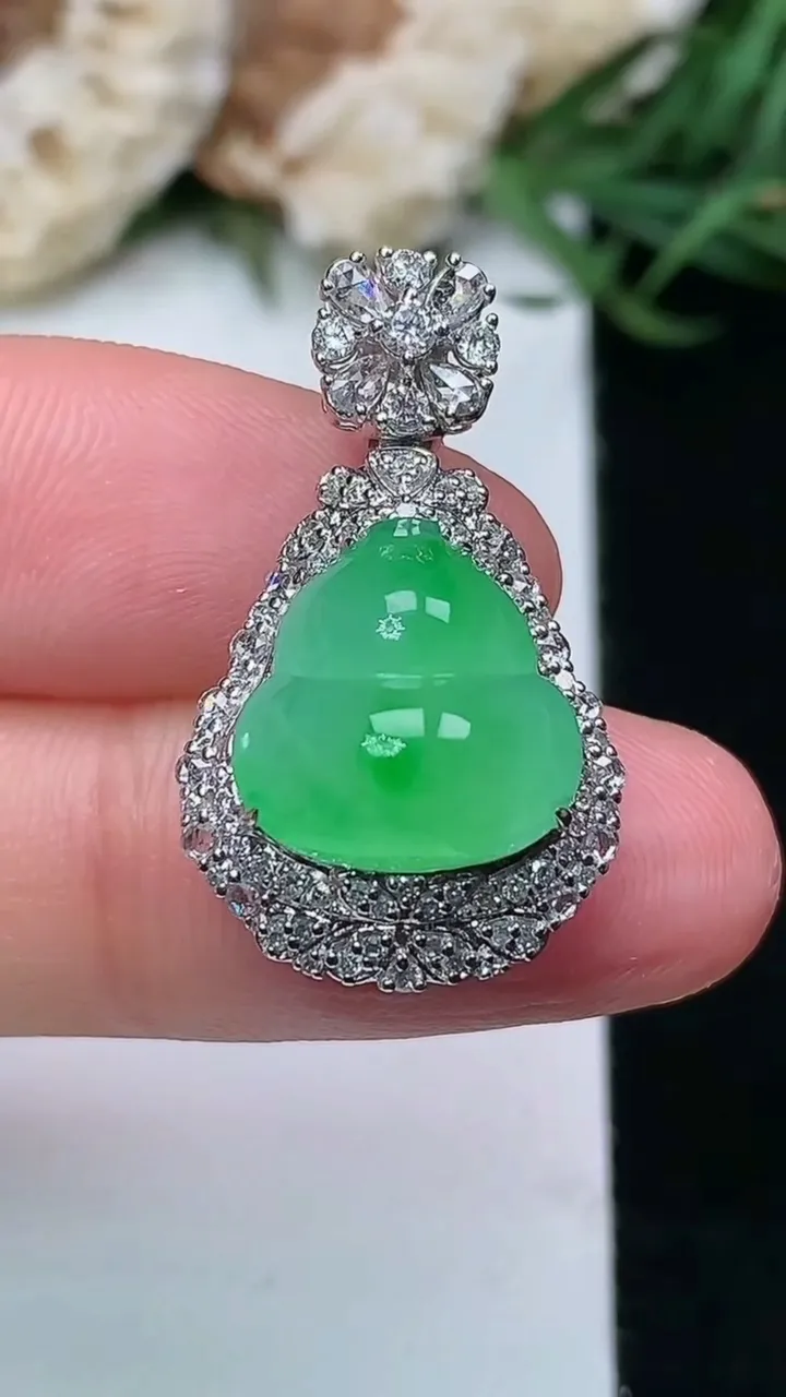 天然A货翡翠葫芦吊坠，尺寸26.5-15.7-12.2，裸石12-11.8，重量:4.67g
1月1