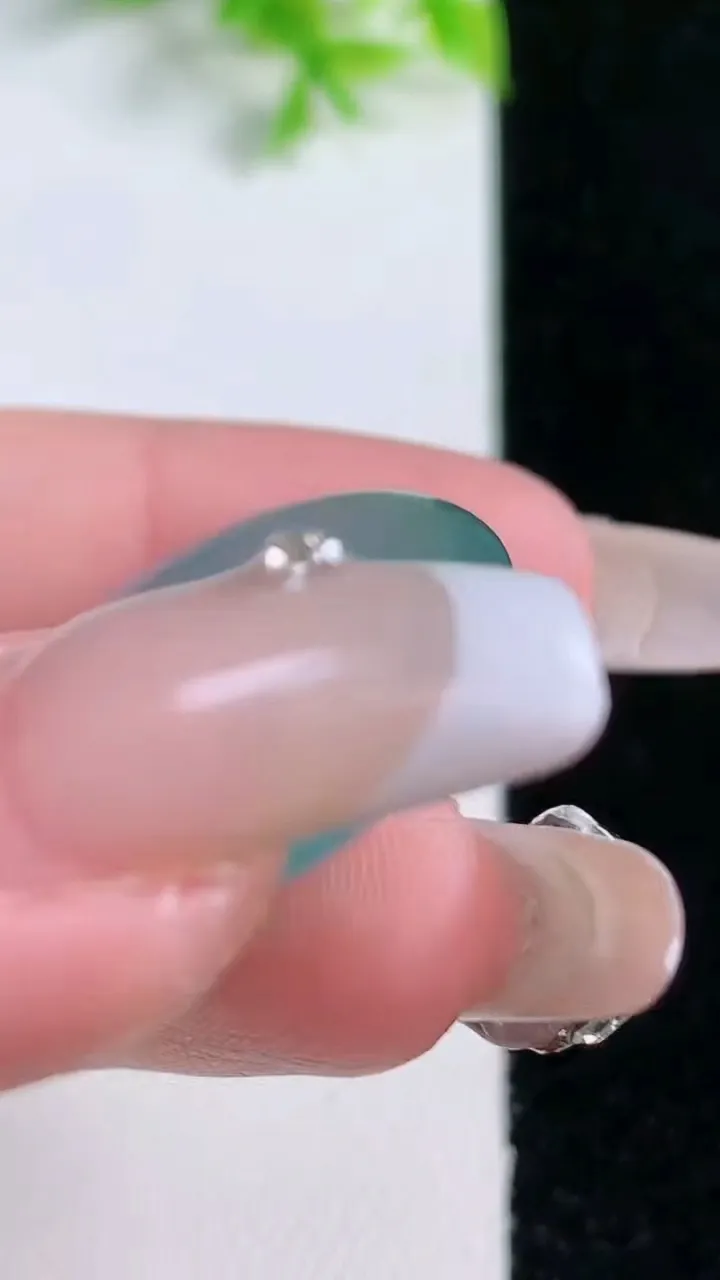 天然A货翡翠种飘花平安扣吊坠，尺寸26.5-6.3，重量:8.73g
1月16日