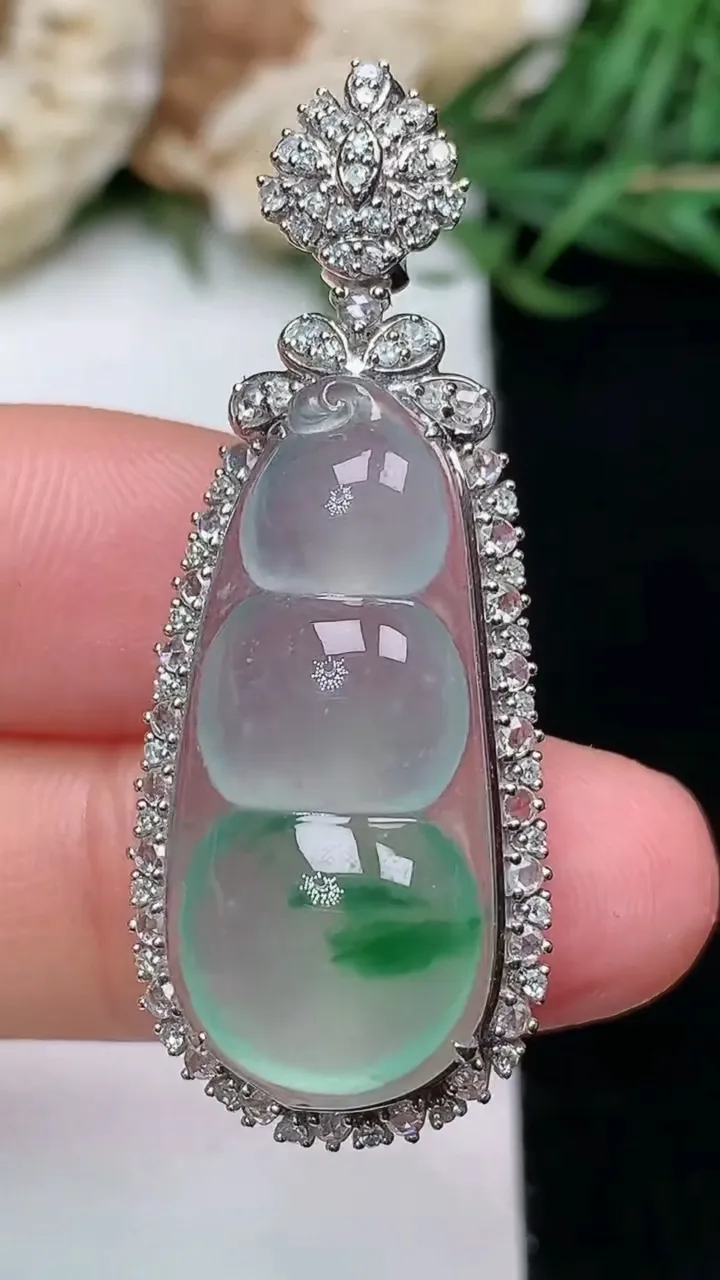 天然A货翡翠福豆吊坠，尺寸41.2-16.2-11.2裸石26.9-12，重量:5.74g
1月16日