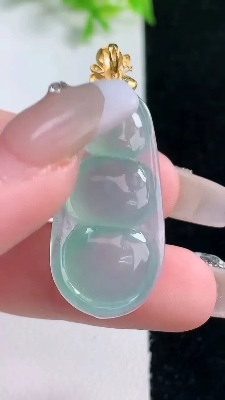 天然A货翡翠种飘花福豆吊坠，尺寸32.6-16.3-7.6，重量:6.03g
1月16日