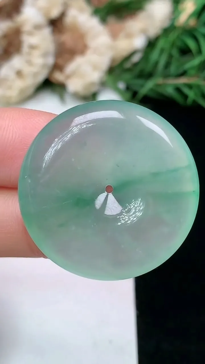 天然A货翡翠平安扣吊坠，尺寸28.5-5.8，重量:9.68g
1月16日