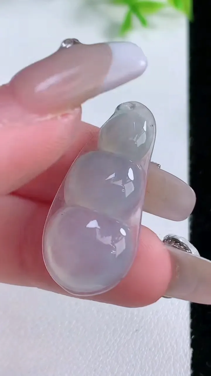 天然A货翡翠福豆吊坠，尺寸32-15-5，重量:3.91g
1月16日