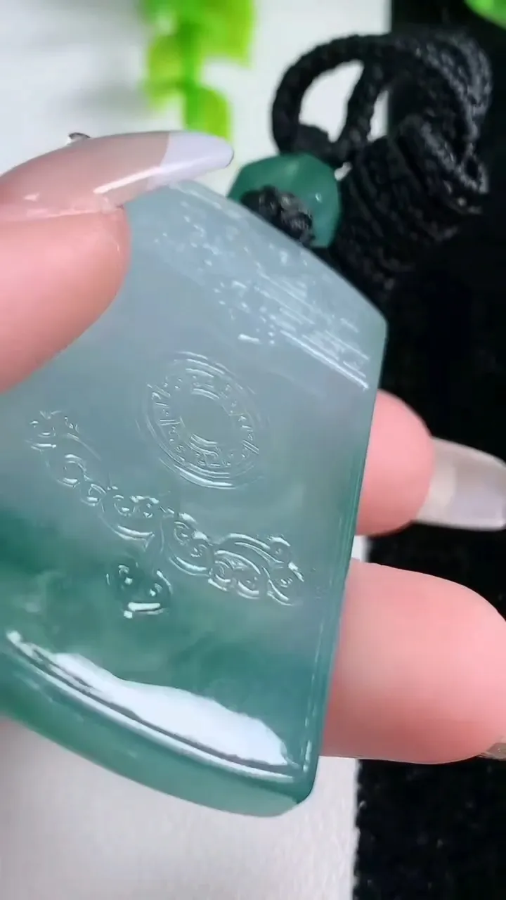 天然A货翡翠种飘花仿古无事牌吊坠，尺寸49.6-31.4-5.3，重量:28.91g
1月16日