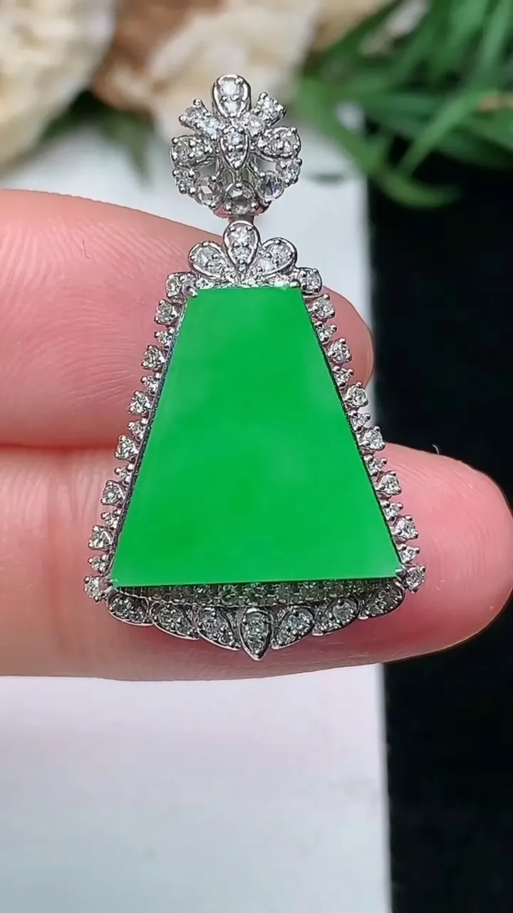 天然A货翡翠无事牌吊坠，尺寸29.2-17-8.5，裸石14-13，重量:3.56g
1月16日