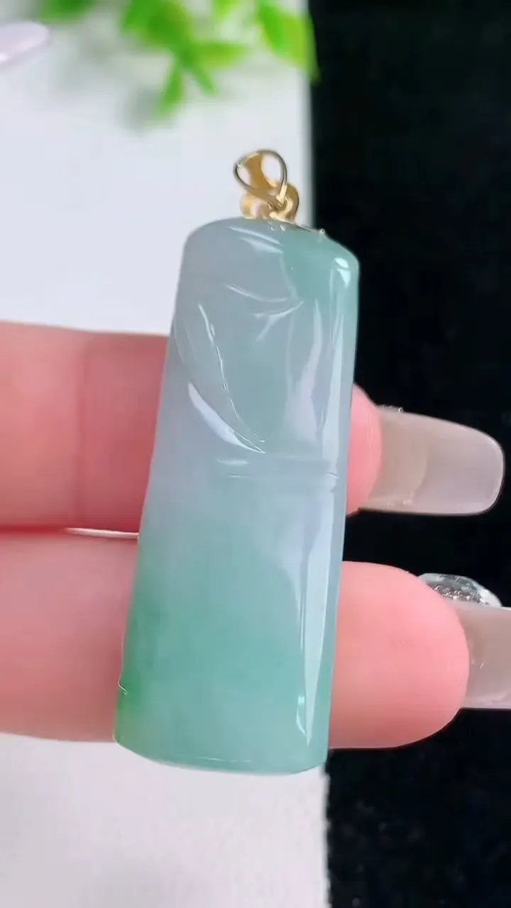 天然A货翡翠节节高升 竹节吊坠，尺寸38.6-14.2-7.5，重量:10.22g
1月16日