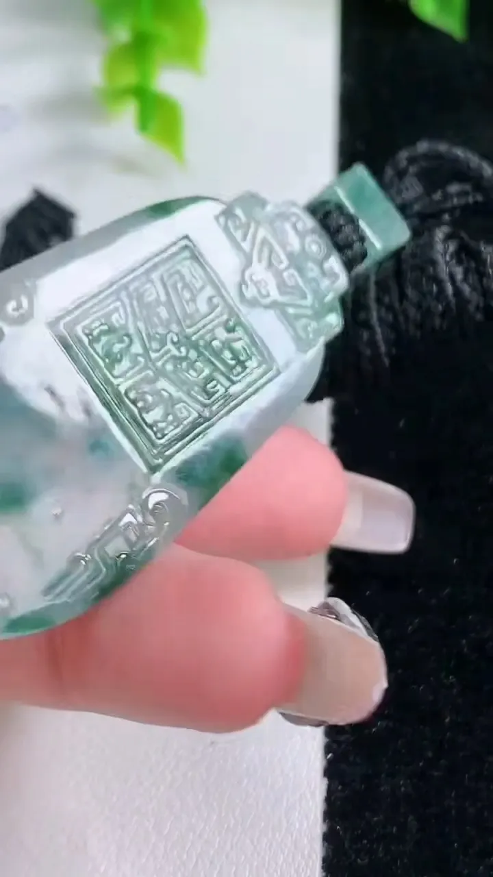 天然A货翡翠种飘花仿古无事牌吊坠，尺寸53.3-26.6-5，重量:23.25g
1月16日