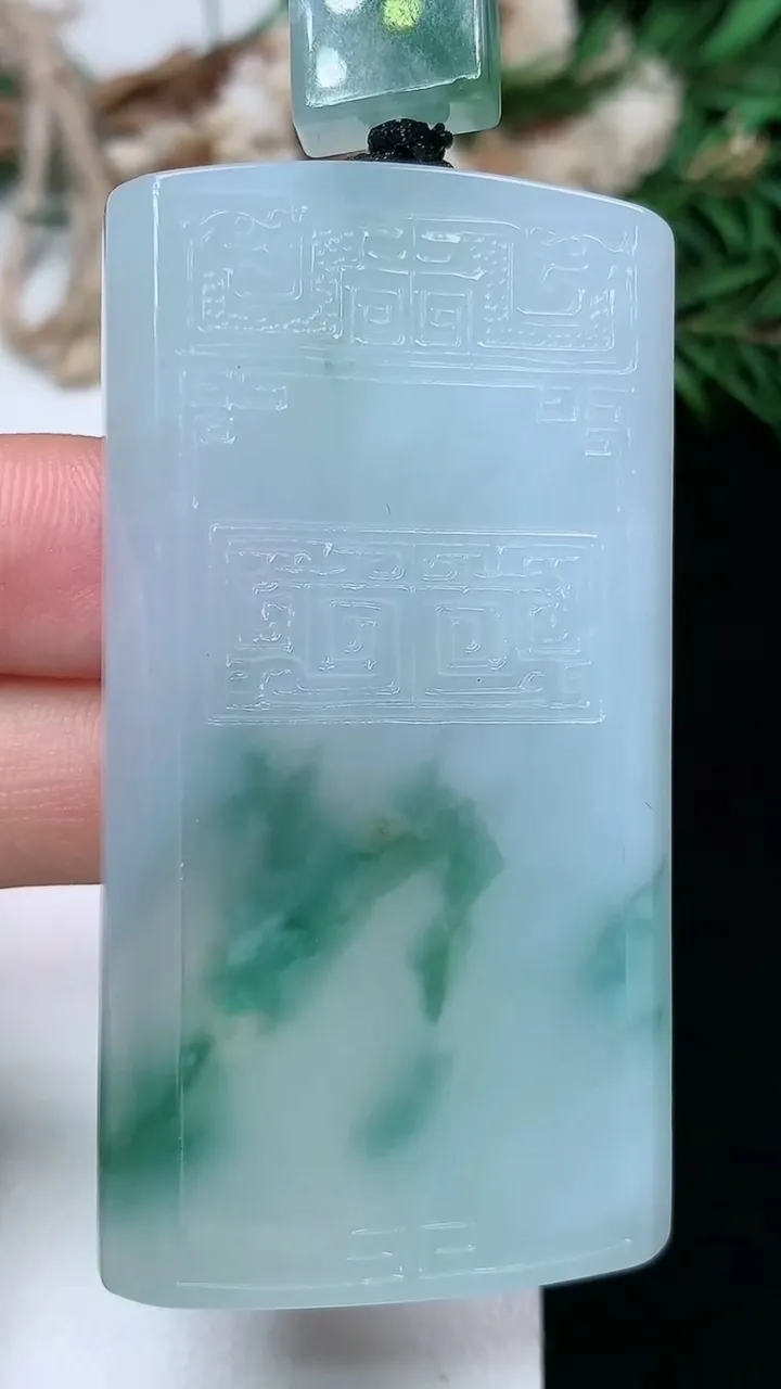 天然A货翡翠飘花仿古无事牌吊坠，尺寸61-32.5-5.9，重量:39.00g
1月16日