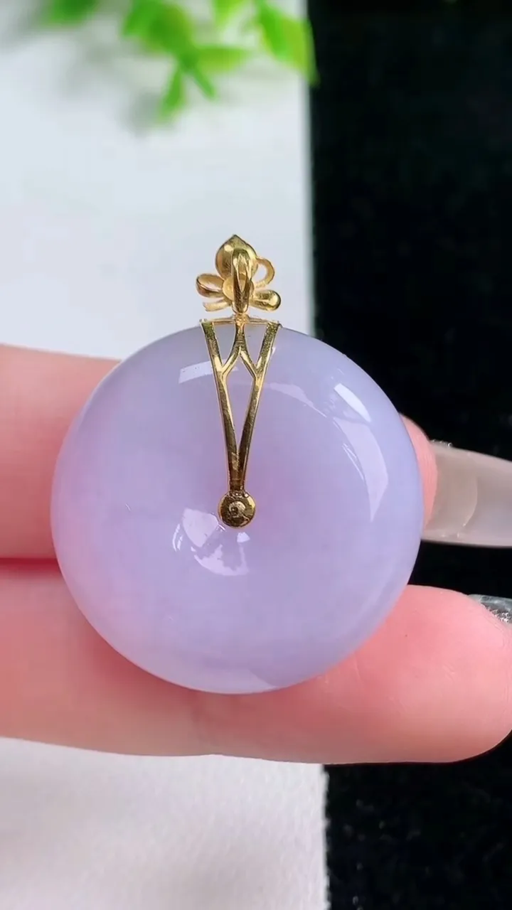 天然A货翡翠18K金紫罗兰平安扣吊坠，尺寸26.6-11.2，重量:17.02g
1月16日