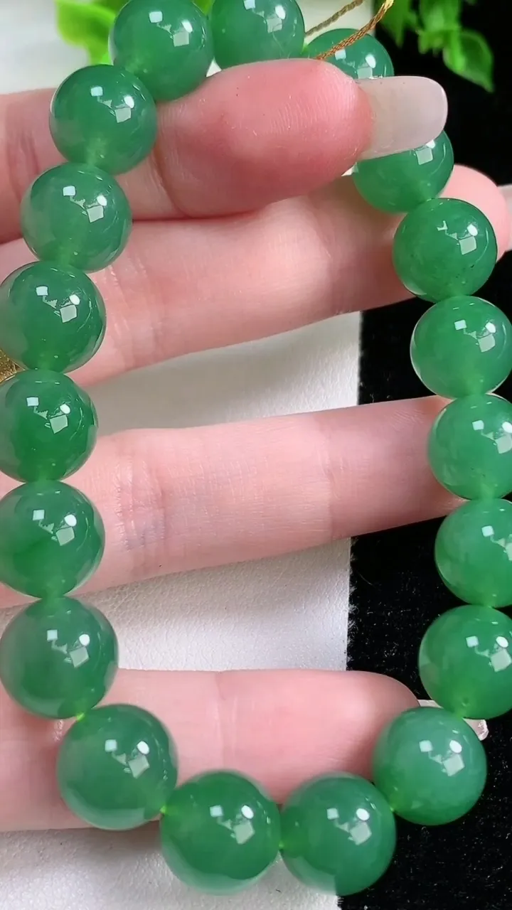 天然A货翡翠圆珠手串，尺寸10.6-19颗，重量:42.80g1月16日
工厂直销收藏佳品,种好水足