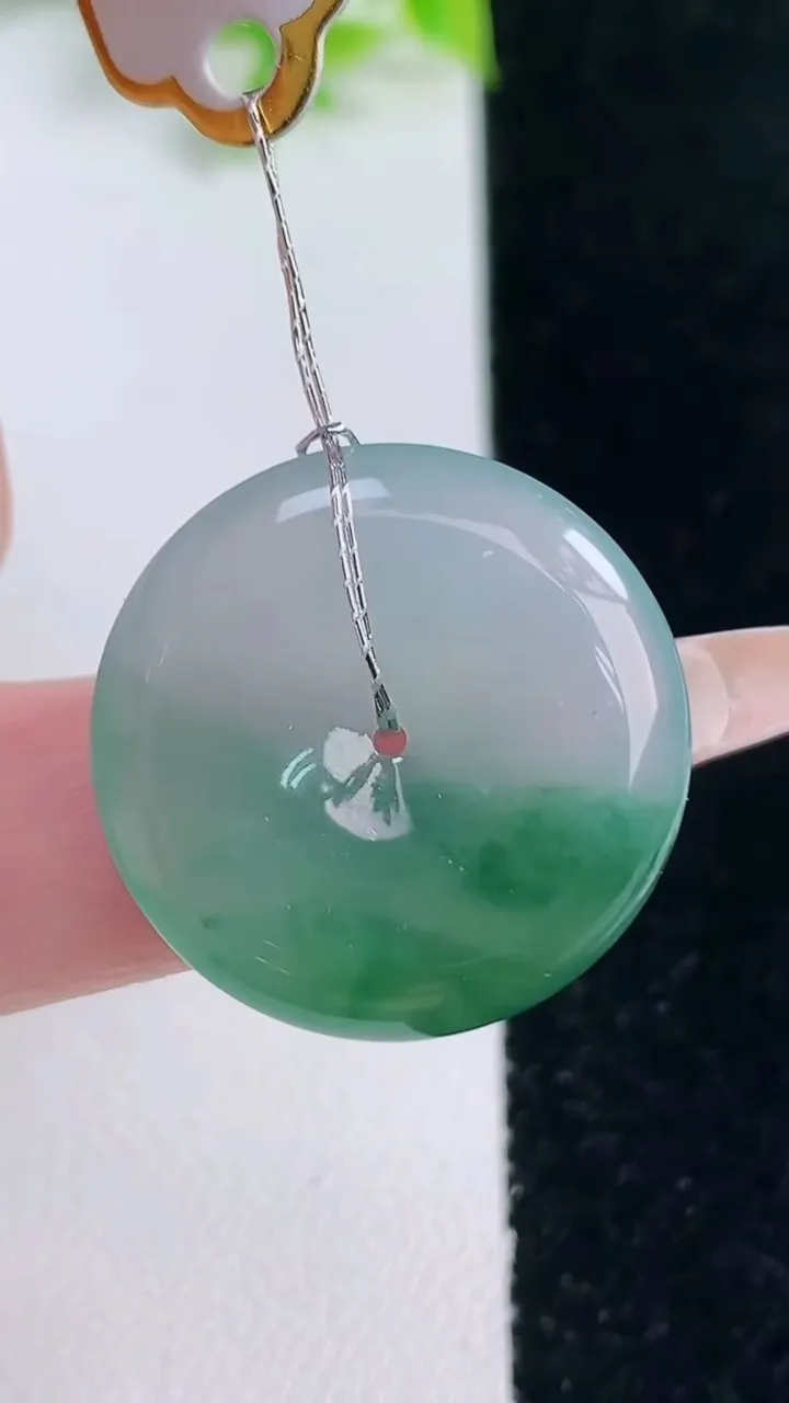 天然A货翡翠冰种飘花平安扣吊坠，尺寸24.7-4.6，重量:6.18g
1月16日