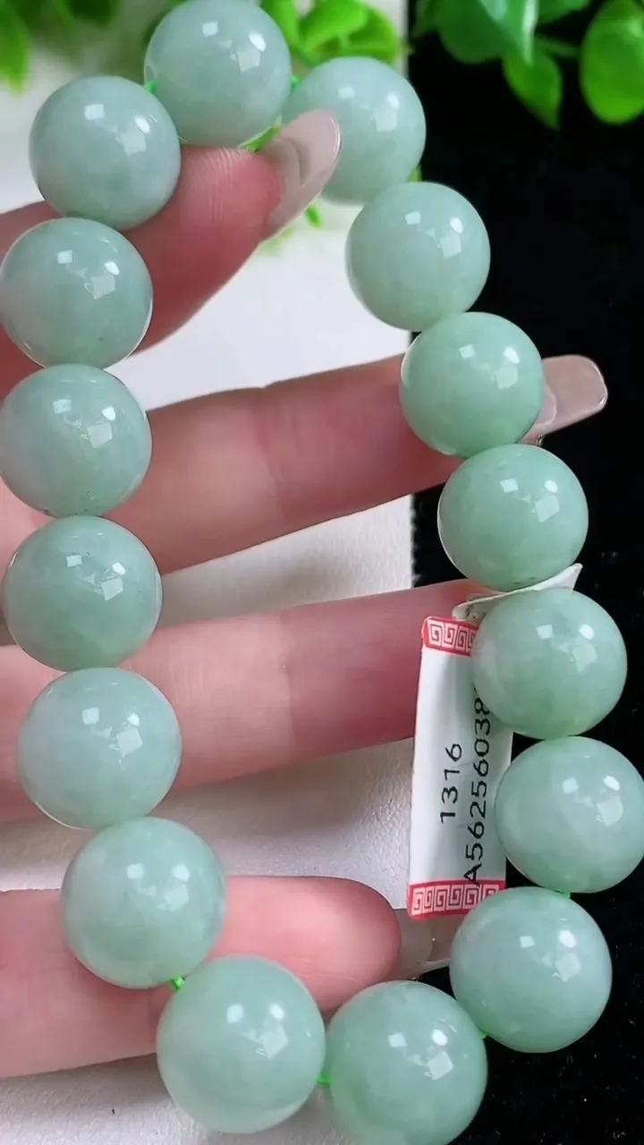 天然A货翡翠圆珠手串，尺寸13-16颗，重量:60.42g1月16日
工厂直销收藏佳品,种好水足，色泽均匀，有种有色，上手高大气！
