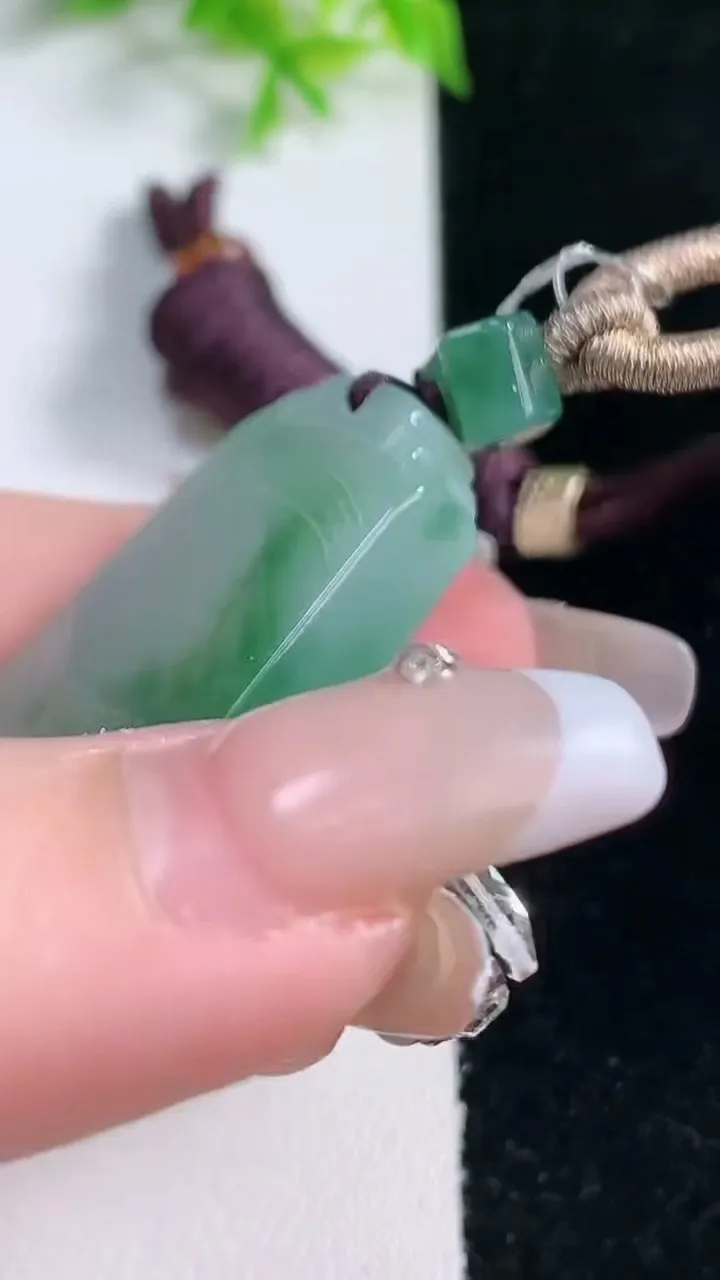 天然A货翡翠冰种飘花仿古无事牌吊坠，尺寸46-25-5.8，重量:23.38g
1月16日