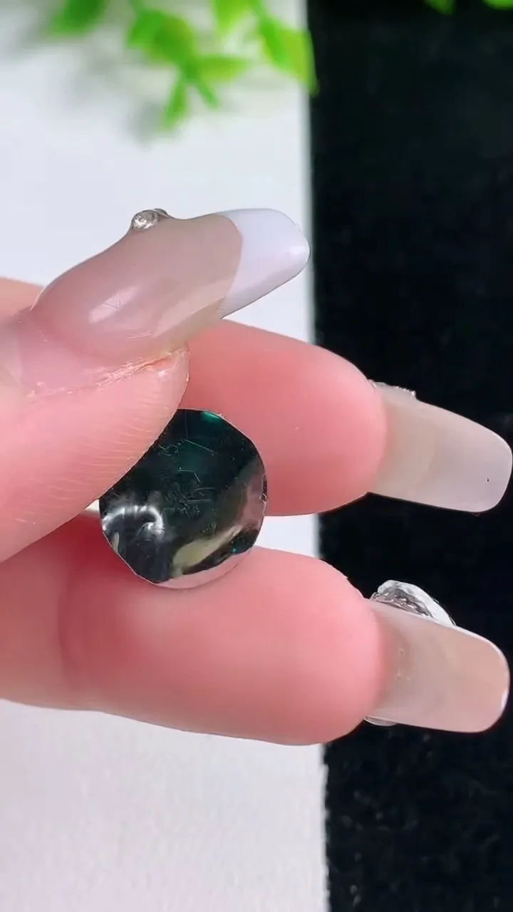 天然A货翡翠蛋面镶嵌件，尺寸13.5-11.5-4.2，重量:1.17g
1月16日