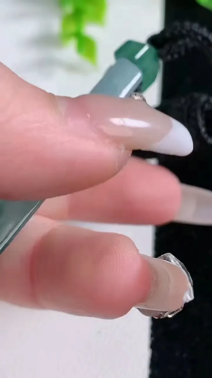 天然A货翡翠种飘花仿古无事牌吊坠，尺寸49.6-31.4-5.3，重量:28.91g
1月16日