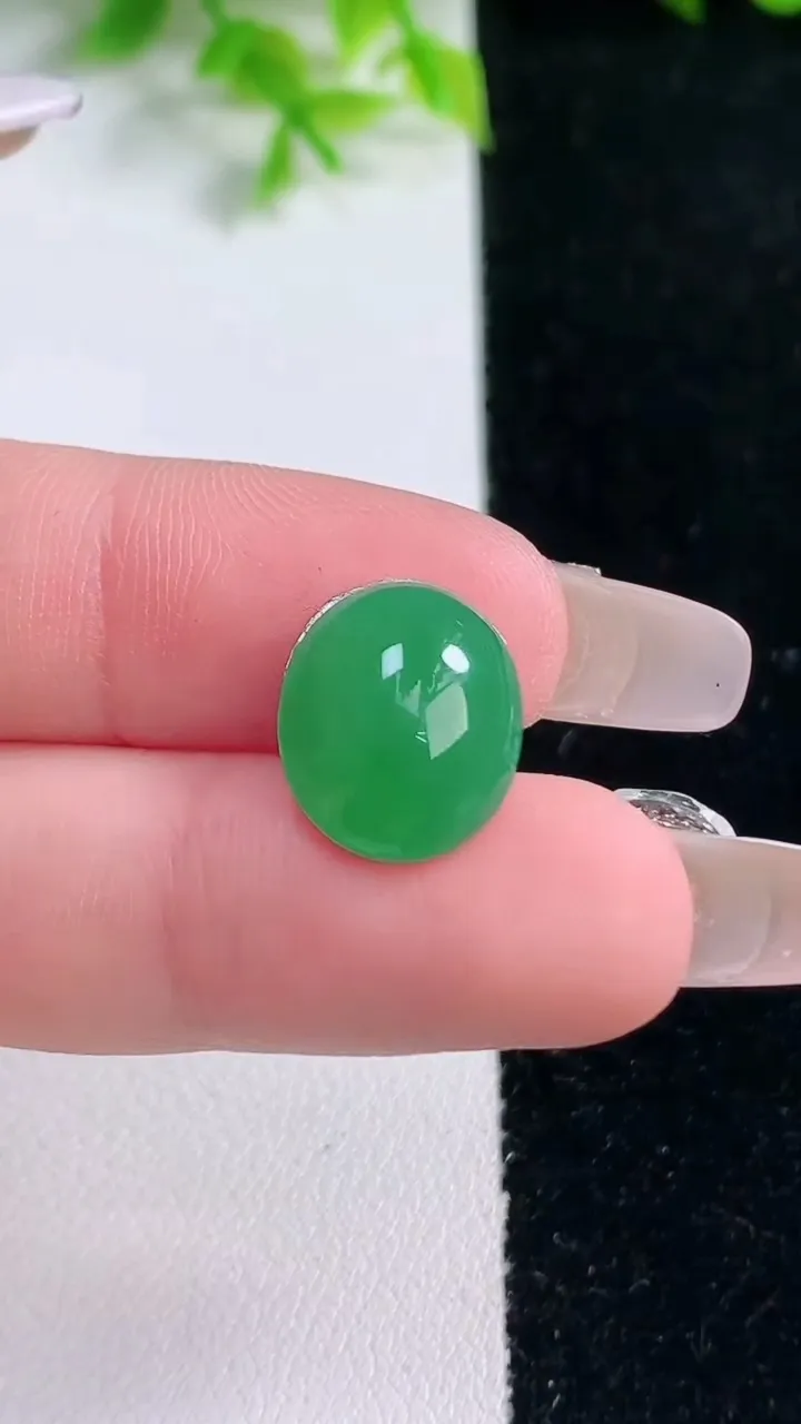 天然A货翡翠蛋面镶嵌件，尺寸13.5-11.5-4.2，重量:1.17g
1月16日