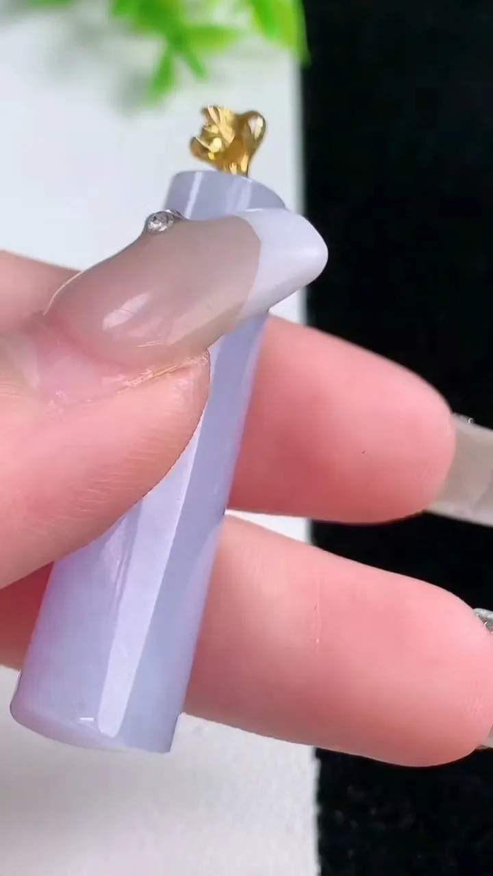 天然A货翡翠18K金紫罗兰平安柱吊坠，尺寸42.2-13.4-10，重量:13.12g
1月16日