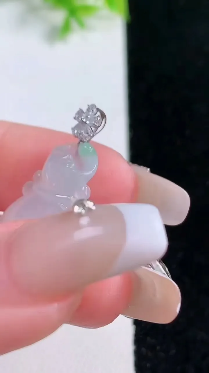 天然A货翡翠福袋吊坠，尺寸22.3-17-5.7，重量:3.54g
1月16日