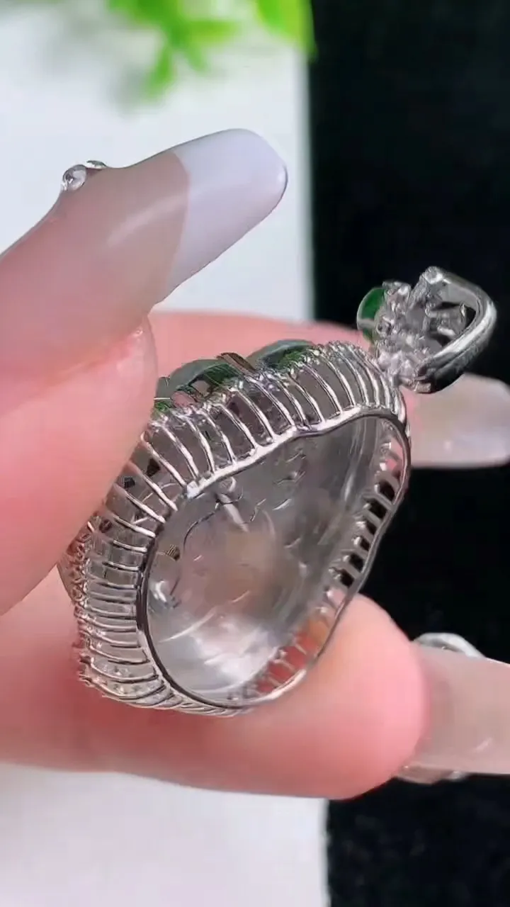 天然A货翡翠佛公吊坠，尺寸33.8-26.6-10.7，裸石22-24.3重量:8.90g
1月16日