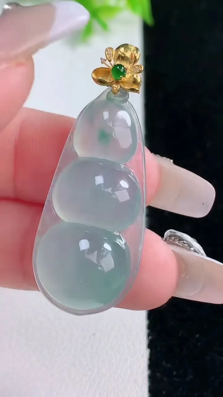 天然A货翡翠种飘花福豆吊坠，尺寸32.6-16.3-7.6，重量:6.03g
1月16日
