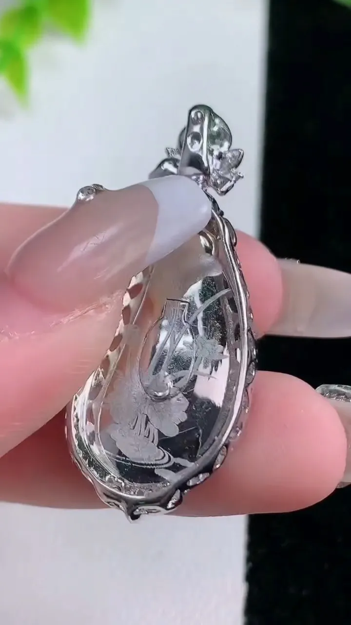 天然A货翡翠福豆吊坠，尺寸31.3-16.3-8.6，裸石25.4-13.6重量:6.90g
1月16日