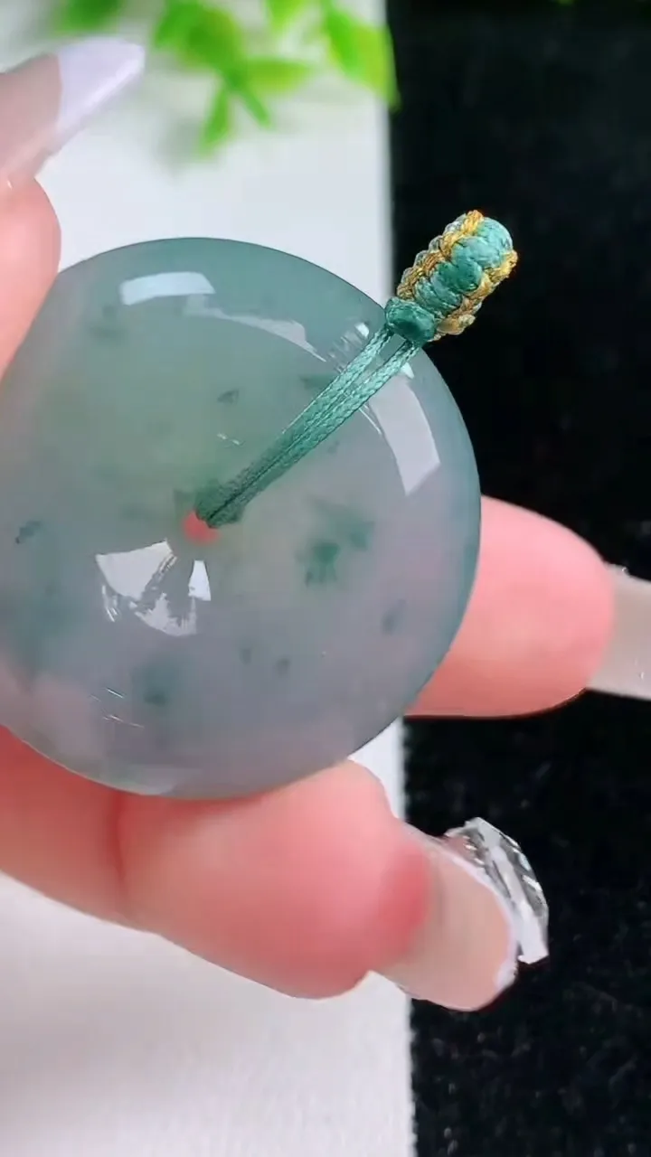 天然A货翡翠冰种飘花平安扣吊坠，尺寸31.3-9，重量:18.64g
1月16日