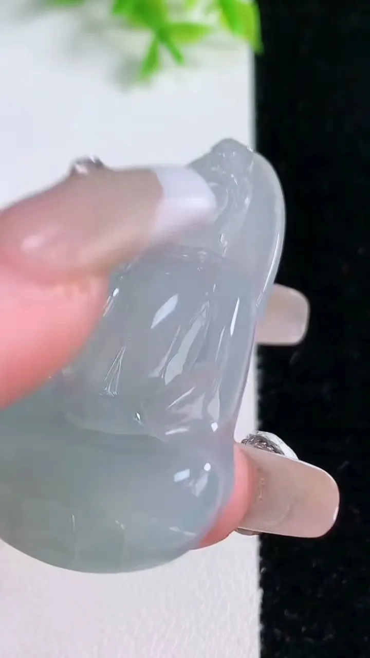 天然A货翡翠观音菩萨吊坠，尺寸49.2-28-5.5，重量:12.85g
1月16日