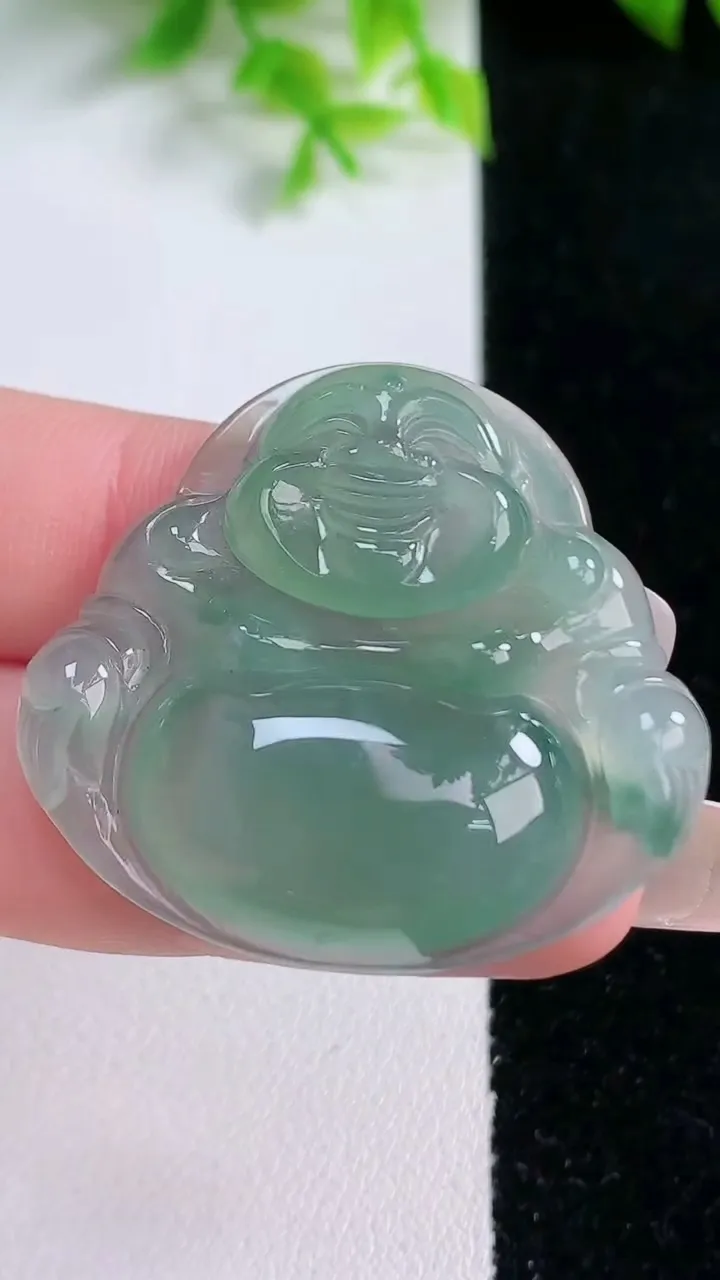 天然A货翡翠佛公吊坠，尺寸33.4-36.5-6.6，重量:12.00g
1月16日