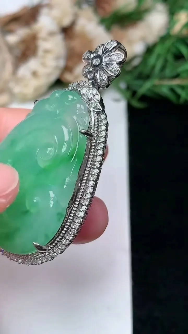 天然A货翡翠如意吊坠，尺寸47.4-27.9-11.7，裸石32.8-24，重量:13.51g
1月16日