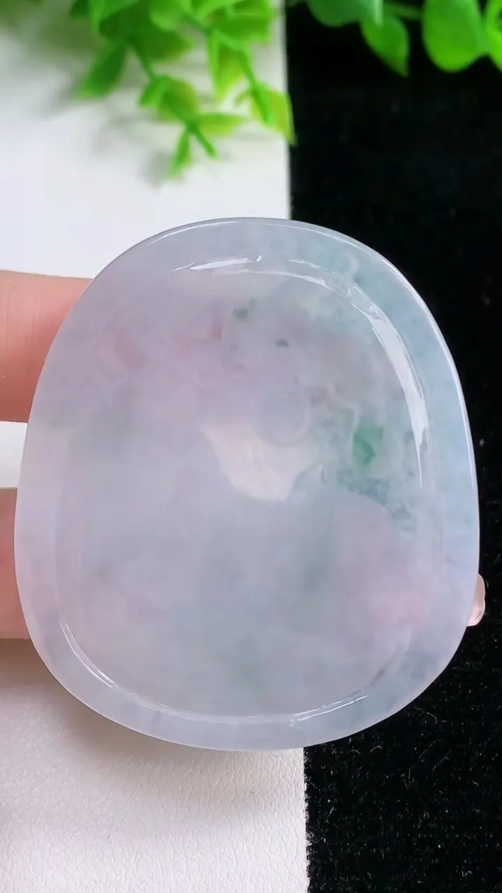 天然A货翡翠冰种飘花生肖猪吊坠，尺寸54.5-37.3-5.4，重量:26.41g
1月16日