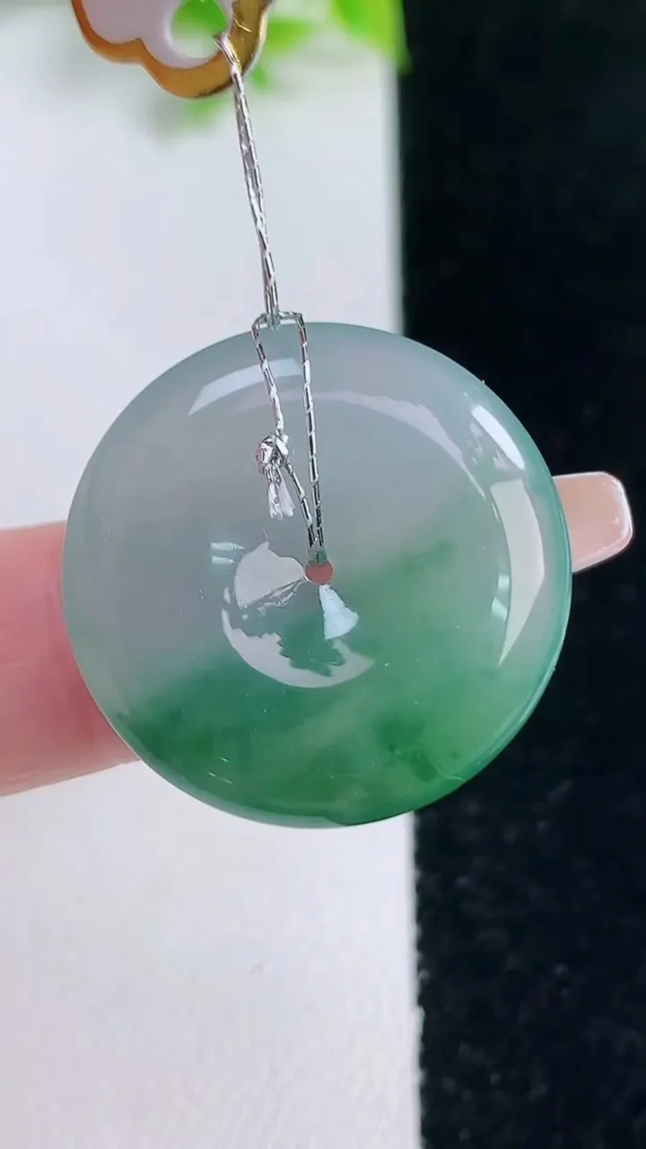 天然A货翡翠冰种飘花平安扣吊坠，尺寸24.7-4.6，重量:6.18g
1月16日