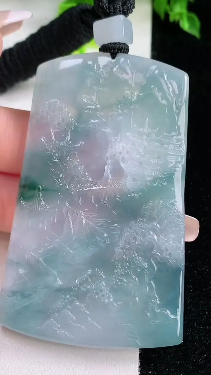 天然A货翡翠种飘花山水牌吊坠，尺寸70.4-43-5.3，重量:50.50g
1月16日