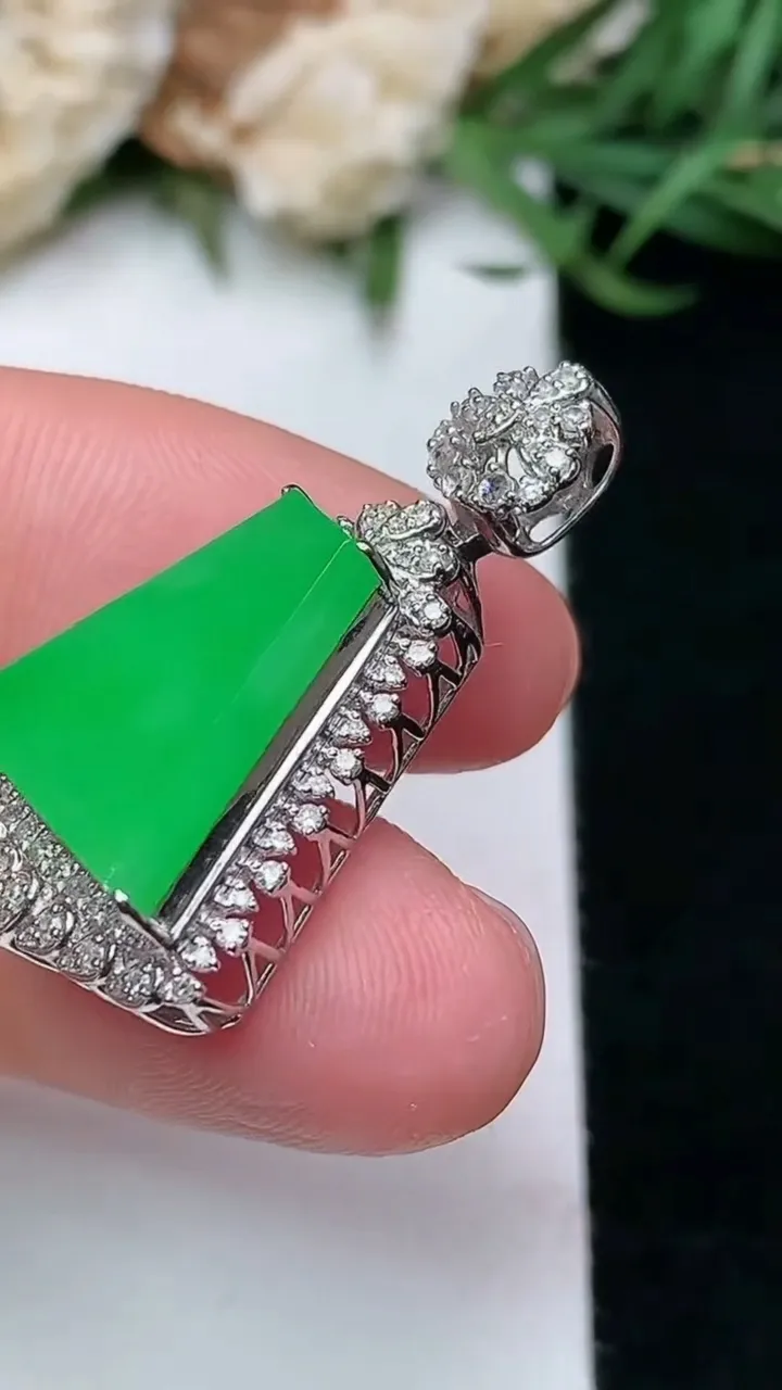 天然A货翡翠无事牌吊坠，尺寸29.2-17-8.5，裸石14-13，重量:3.56g
1月16日