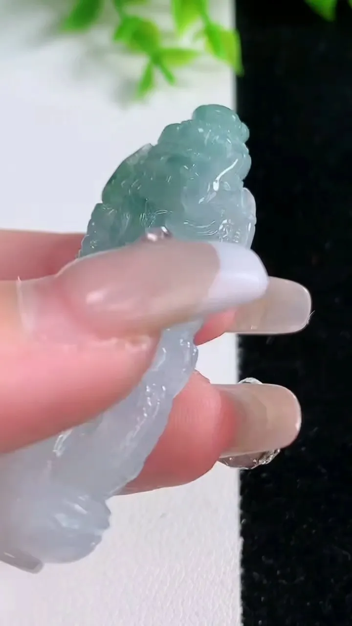 天然A货翡翠冰种飘花龙柱吊坠，尺寸55.2-22.8-11.6，重量:26.30g
1月16日