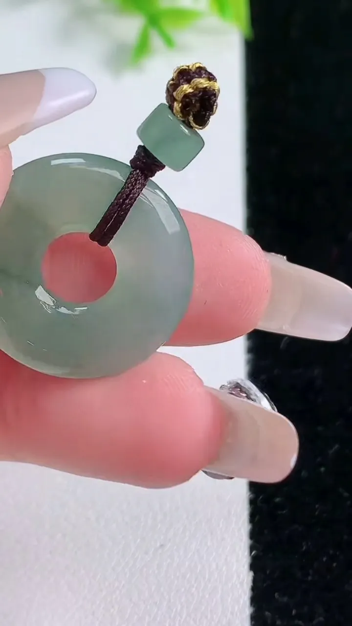 天然A货翡翠平安环吊坠，尺寸22-3.6，重量:4.12g
1月16日