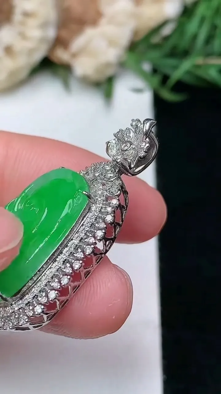 天然A货翡翠如意吊坠，尺寸33.7-17.8-8.2，裸石19.8-13，重量:4.83g
1月16日