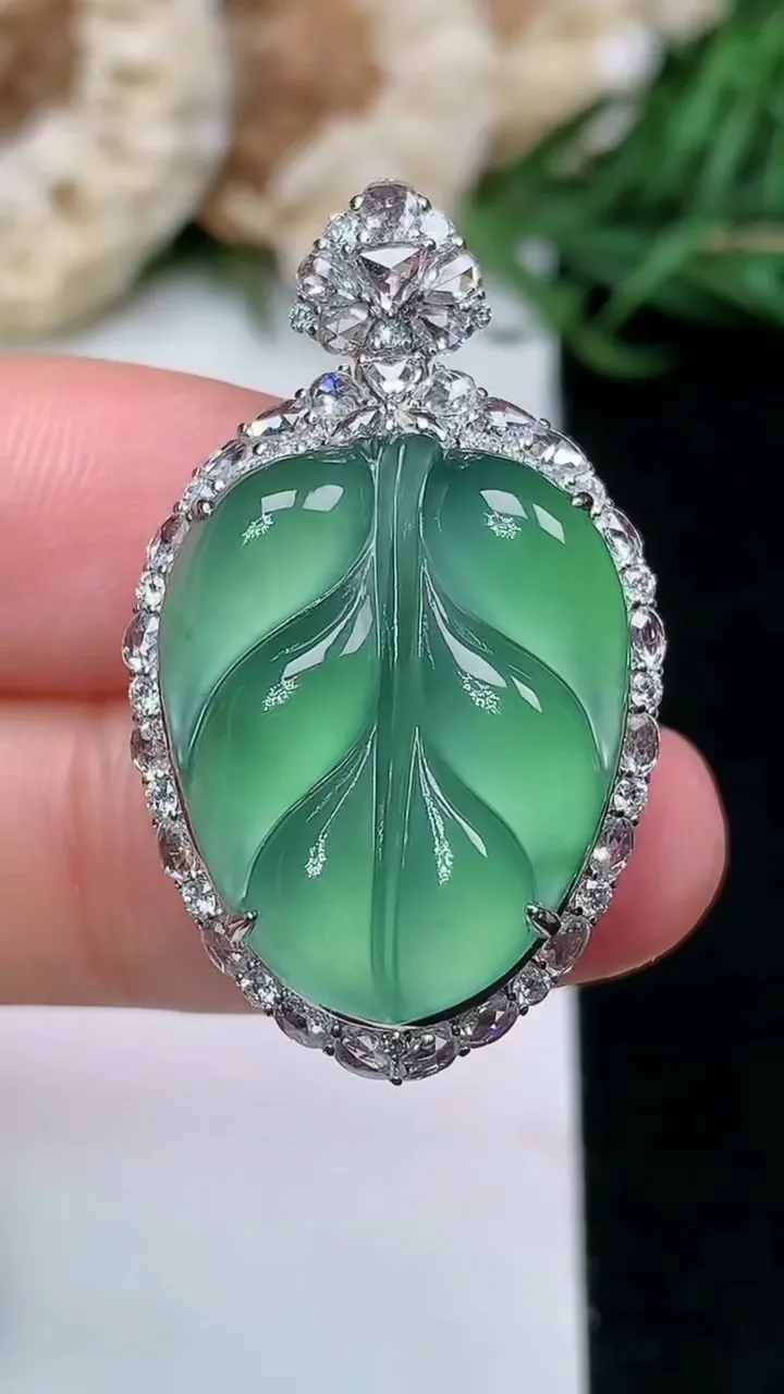 天然A货翡翠金枝玉叶 叶子吊坠，尺寸33.4-19.8-10.4，裸石21-16.8，重量:7.00g
1月16日