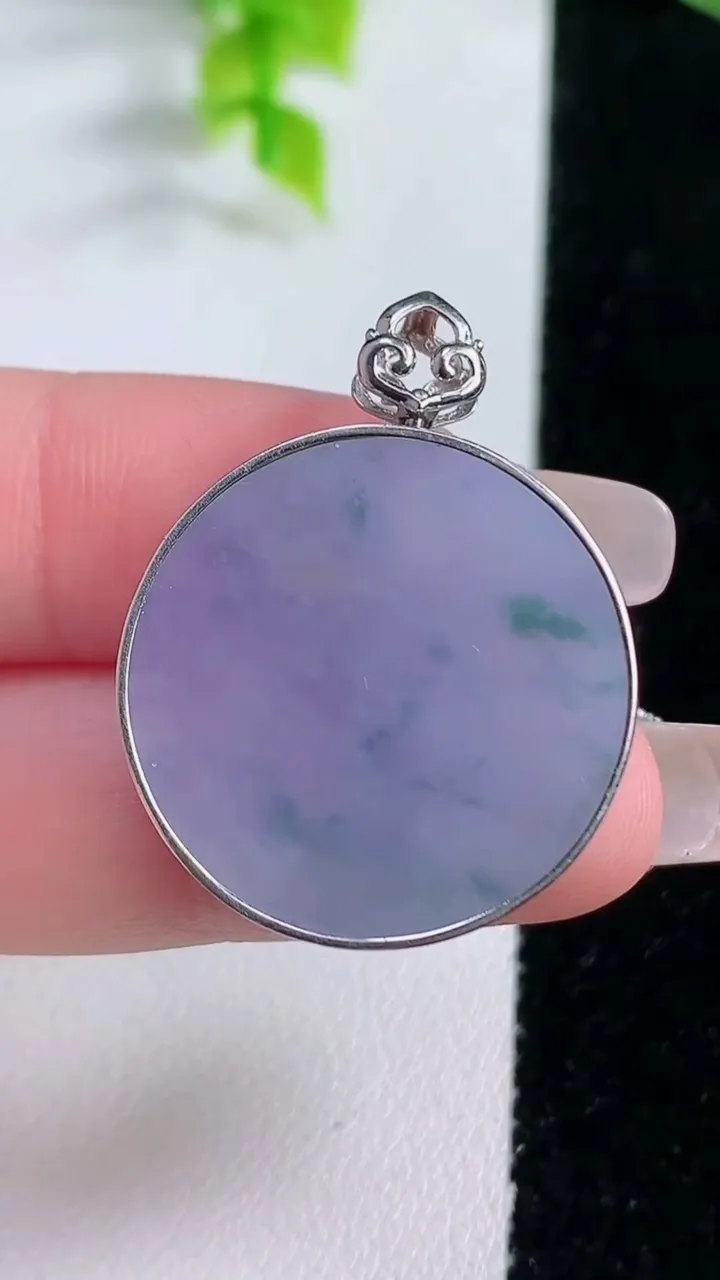 天然A货翡翠种紫罗兰飘花无事牌吊坠，尺寸25.2-4，重量:1.92g
1月16日