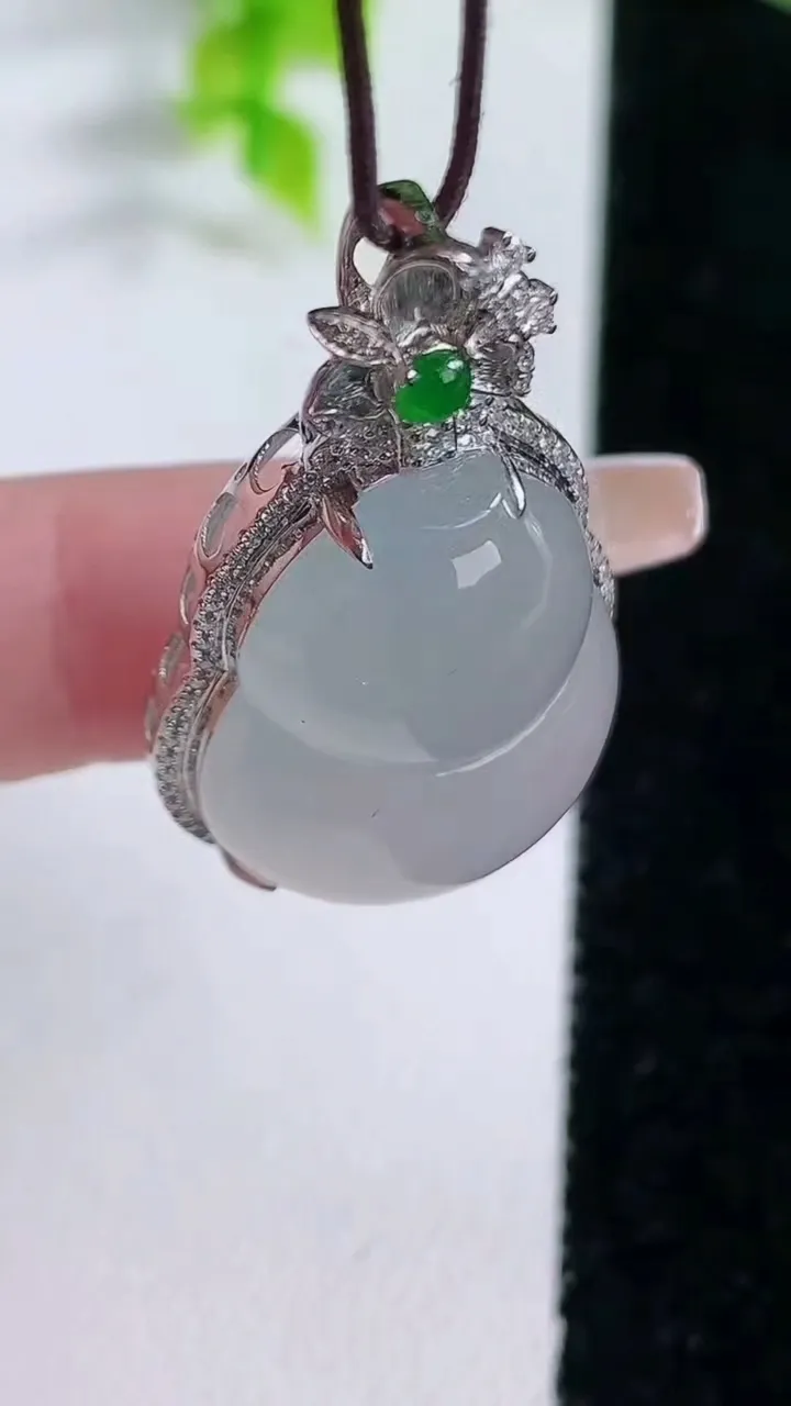 天然A货翡翠种白冰葫芦吊坠，尺寸37.4-20.8-11.4，裸石28.7-19重量:10.09g
1月16日