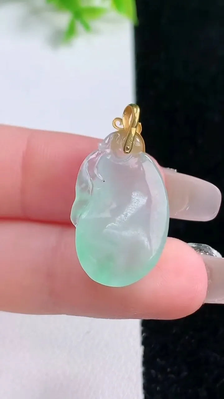 天然A货翡翠福瓜吊坠，尺寸21.4-15-4.3，重量:3.59g
1月16日