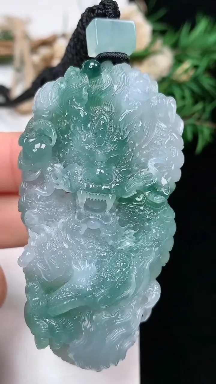 天然A货翡翠龙牌吊坠，尺寸65.5-34.8-12.2，重量:47.84g
1月16日