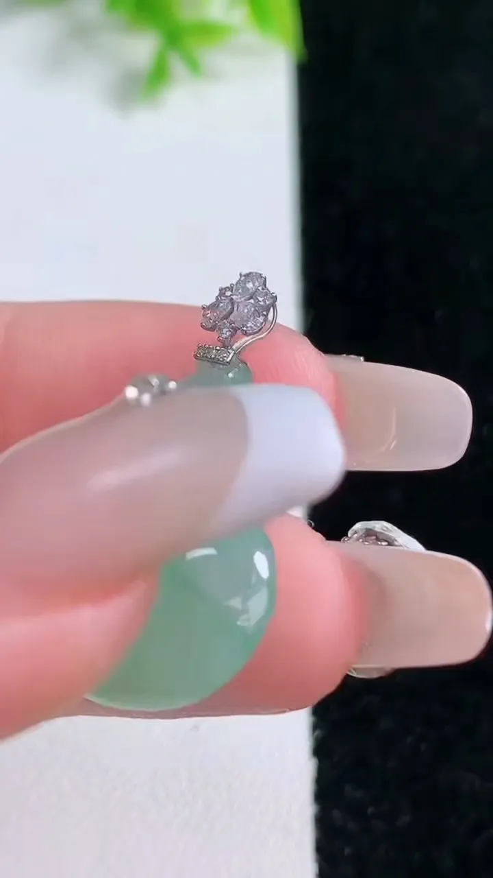 天然A货翡翠葫芦吊坠，尺寸23-20.2-5.5，重量:4.52g
1月16日