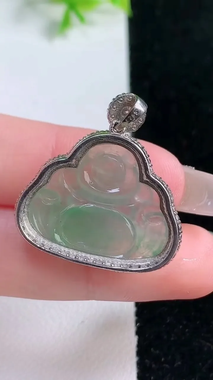 天然A货翡翠佛公吊坠，尺寸28.3-27-6.8，裸石20.3-24重量:5.52g
1月16日