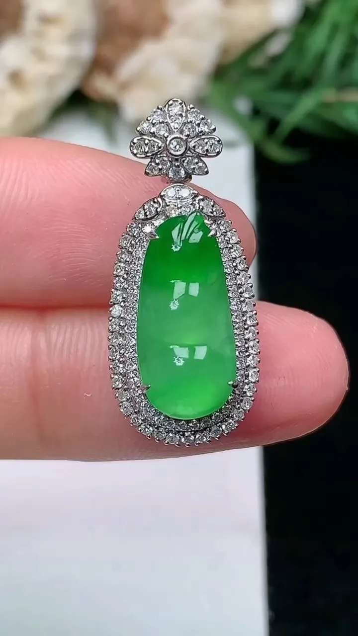 天然A货翡翠福豆吊坠，尺寸25.9-11.3-9.2，裸石15-7，重量:2.90g
1月16日