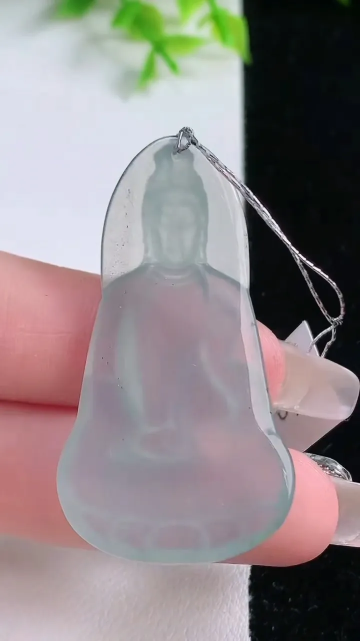 天然A货翡翠观音菩萨吊坠，尺寸45.6-25-4.5，重量:9.26g
1月16日