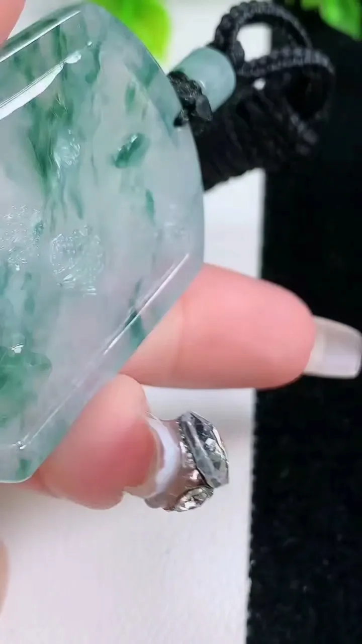 天然A货翡翠种飘花山水牌吊坠，尺寸47.7-35.8-5.6，重量:28.44g
1月16日